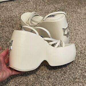 Naked Wolfe platform white strappy sandals style Mellow size 9